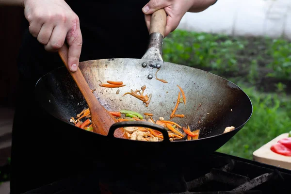 Повар Смешивает Овощи Курицей Котелке Огне Азиатская Кухня — стоковое фото