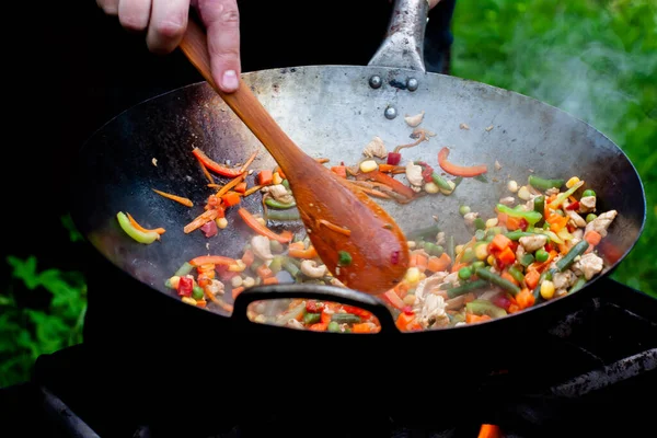 Повар Смешивает Овощи Курицей Котелке Огне Азиатская Кухня — стоковое фото