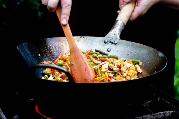 Повар Смешивает Овощи Курицей Котелке Огне Азиатская Кухня — стоковое фото