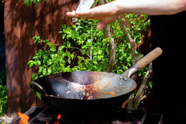 Cozinheiro Acrescenta Alho Com Uma Faca Cozinha Macarrão Com Verduras — Fotografia de Stock