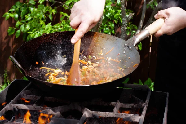 Повар Готовит Лапшу Овощами Курицей Воке Азиатская Кухня Приготовление Пищи — стоковое фото