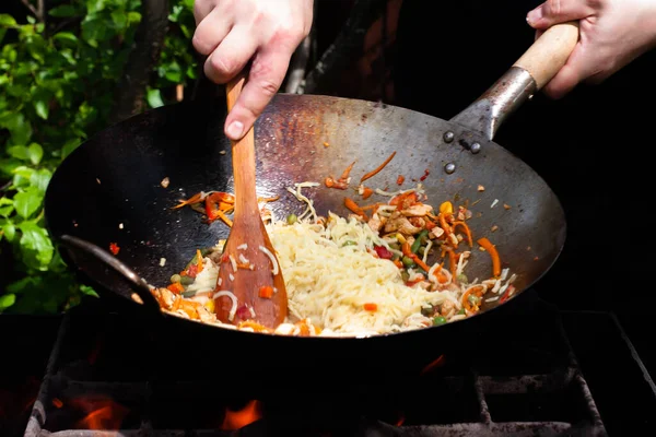 Повар Готовит Лапшу Овощами Курицей Воке Азиатская Кухня Приготовление Пищи — стоковое фото