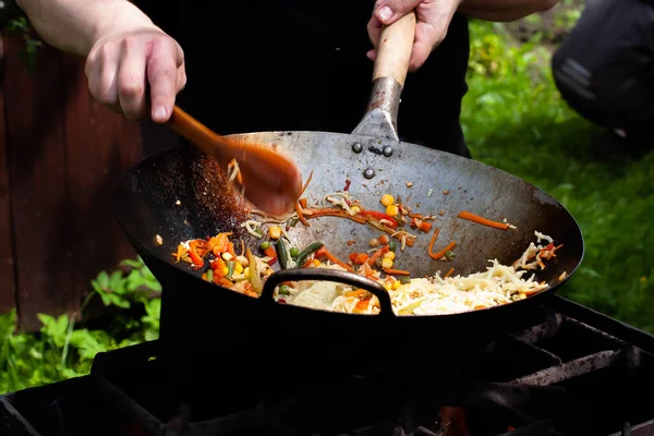 Повар Готовит Лапшу Овощами Курицей Воке Азиатская Кухня Приготовление Пищи — стоковое фото