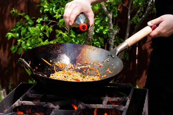 Menambahkan Kecap Wajan Memasak Sayuran Terbakar Dalam Wajan Panci — Stok Foto