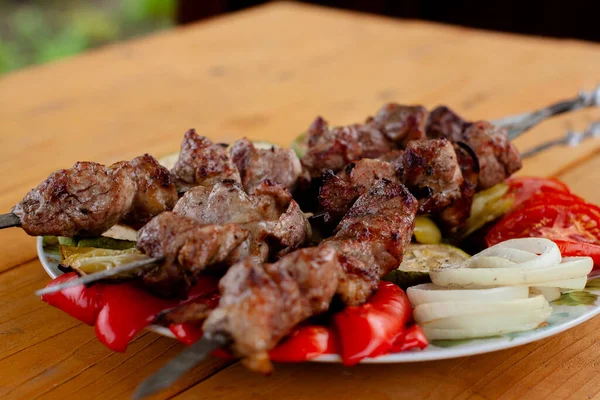 Una Bandeja Con Carne Sobre Pinchos Espolvoreados Con Hierbas Sobre — Foto de Stock