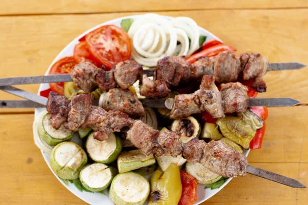 Uma Bandeja Com Carne Espetos Polvilhados Com Ervas Legumes Grelhados — Fotografia de Stock