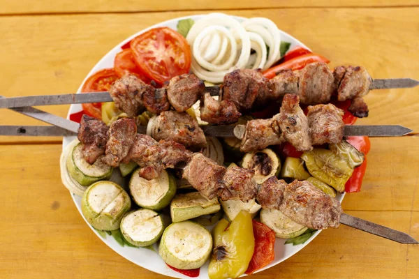 Tray Meat Skewers Sprinkled Herbs Grilled Vegetables — Stock Photo, Image