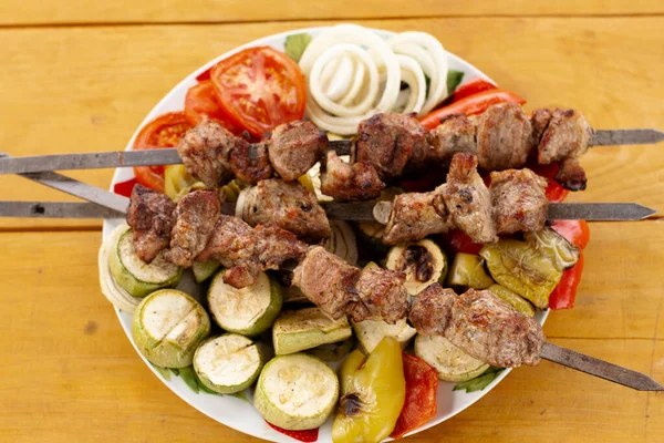 Bricka Med Kött Spett Beströdd Med Örter Grillade Grönsaker — Stockfoto