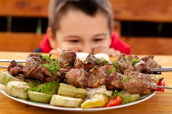 Rapaz Come Vegetais Cozinhados Grelha Chargrill Carne — Fotografia de Stock