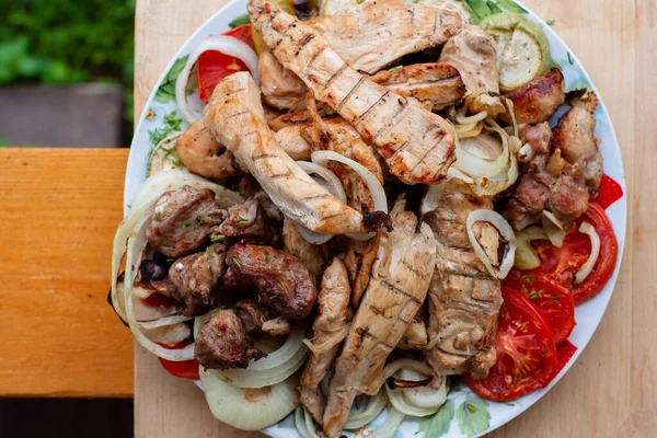 Grillezett Hús Zöldség Egy Tányéron Csirke Hús Bors Hagyma Paradicsom — Stock Fotó