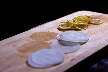 Dilimlenmiş soğan ve limon halkaları. Izgarada yemek pişirmek