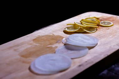 Dilimlenmiş soğan ve limon halkaları. Izgarada yemek pişirmek