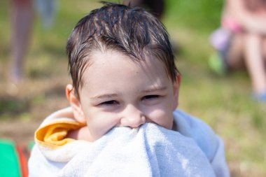 Havluyla banyo yaptıktan sonra bir çocuk. Portre. Ruh hali. Çocukların mutluluğu.