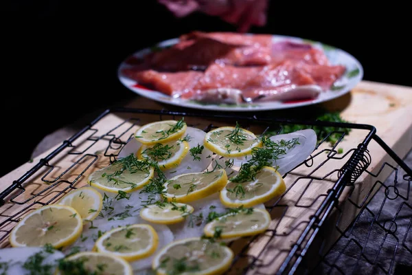 Cook Puts Pieces Delicious Red Fish Grill Onions Lemon Herbs — Stock Photo, Image