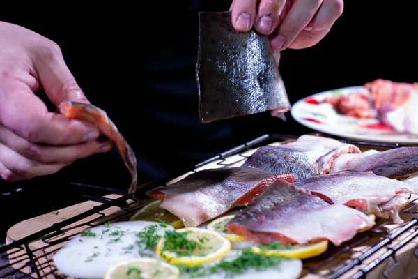 Cuoco Mette Pezzi Delizioso Pesce Rosso Sulla Griglia Con Cipolle — Foto Stock
