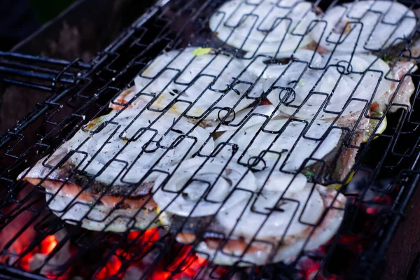Kawałki Czerwonej Ryby Cytryną Cebulą Grillu Gotowanie Ryb Węglach — Zdjęcie stockowe