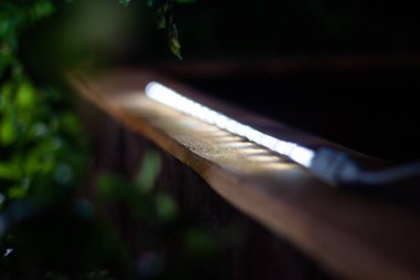 Ahşap bir rafta diyot aydınlatma. İyi geceler. Lamba. sokak