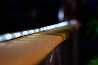 Ahşap bir rafta diyot aydınlatma. İyi geceler. Lamba. sokak