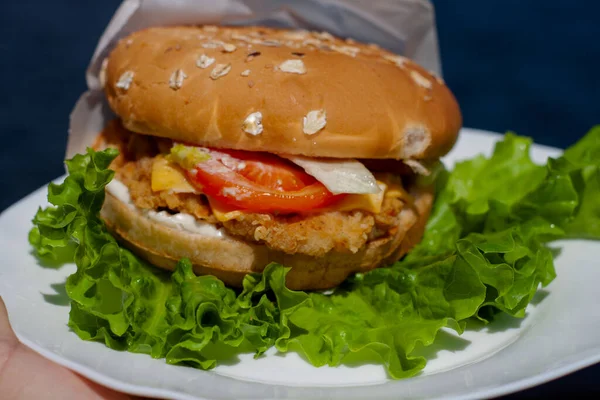 Plato Con Una Jugosa Hamburguesa Lechuga Cartel Comida Rápida —  Fotos de Stock