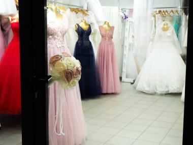 Gelinlik mağazasında elbise. Avrupa 'da bir düğün hazırlığı