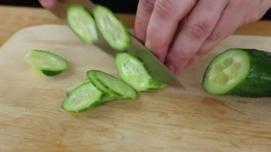 Aşçı tahtada bir limon dilimler. yemek hazırlama