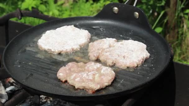Cook Roasts Cutlets Frying Pan Open Fire Cooking Nature — Stock Video