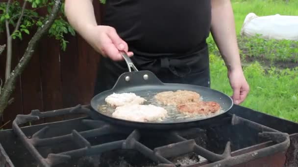 Der Koch Brät Schnitzel Einer Pfanne Über Offenem Feuer Kochen — Stockvideo