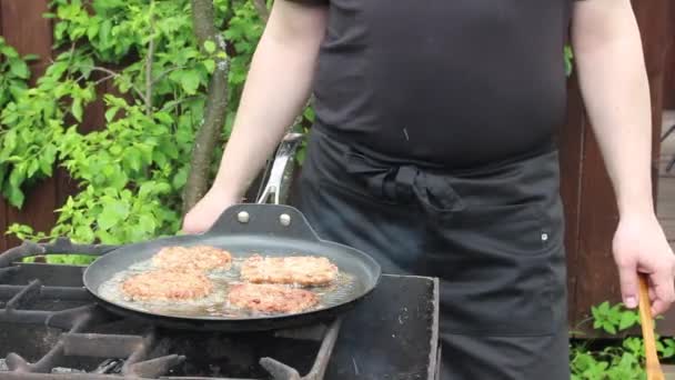 Der Koch Brät Schnitzel Einer Pfanne Über Offenem Feuer Kochen — Stockvideo