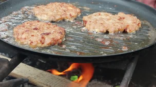 Cook Roasts Cutlets Frying Pan Open Fire Cooking Nature — Stock Video