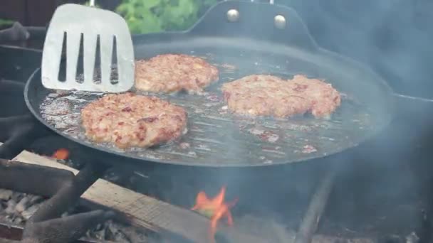 Kok Roostert Koteletten Een Koekenpan Boven Een Open Vuur Koken — Stockvideo