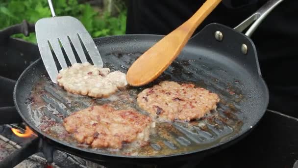 Cook Roasts Cutlets Frying Pan Open Fire Cooking Nature — Stock Video