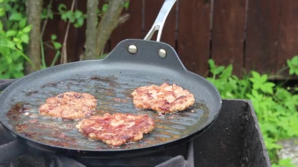 Cook Roasts Cutlets Frying Pan Open Fire Cooking Nature — Stock Video