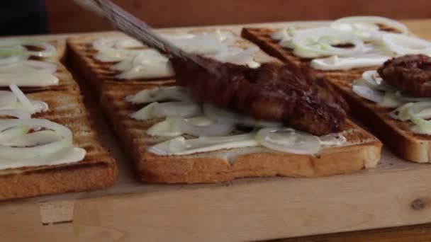 Повар Собирает Сэндвичи Котлетами Овощами — стоковое видео