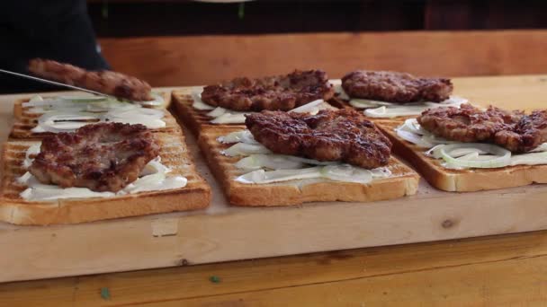 厨师用肉片和蔬菜收集三明治 — 图库视频影像