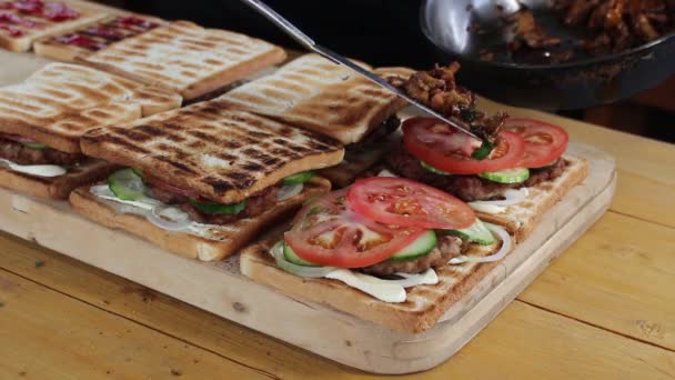 厨师用肉片和蔬菜收集三明治 — 图库视频影像