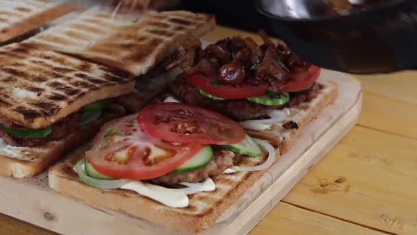 Повар Собирает Сэндвичи Котлетами Овощами — стоковое видео