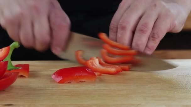 Kok Snijdt Peper Reepjes Snijden Van Groenten Een Bord — Stockvideo