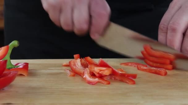 Cocinero Corta Pimiento Tiras Rebanar Verduras Una Tabla — Vídeo de stock