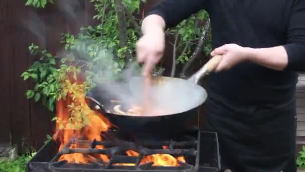 Kok Bereidt Eten Een Wok Het Vuur Geroosterd Vlees Groenten — Stockvideo