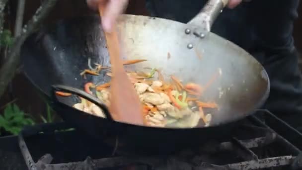 Cozinheiro Prepara Comida Wok Fogo Carne Assada Legumes Com Macarrão — Vídeo de Stock