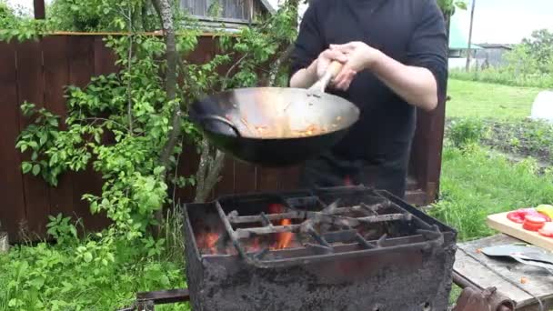 Kuchař Připravuje Jídlo Wok Ohni Pečené Maso Zelenina Nudlemi — Stock video