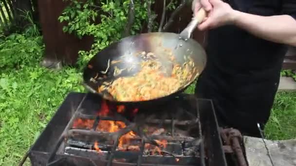 Kuchař Připravuje Jídlo Wok Ohni Pečené Maso Zelenina Nudlemi — Stock video