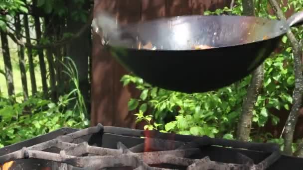 Kuchař Připravuje Jídlo Wok Ohni Pečené Maso Zelenina Nudlemi — Stock video