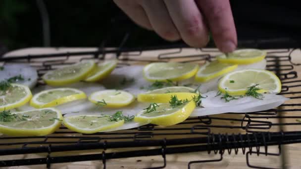 Matlagning Röd Fisk Brand Med Citron Och Lök Och Örter — Stockvideo