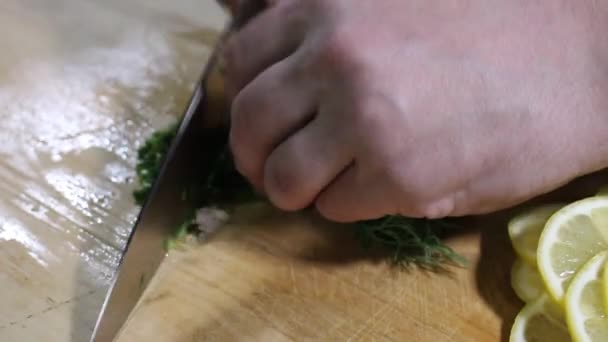 Cuisinier Coupe Les Légumes Verts Sur Planche Frappe — Video