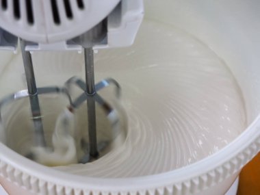 Pasta için kremayı mikserle çırptım. poster.