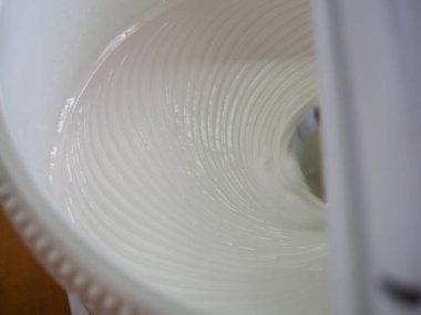 Pasta için kremayı mikserle çırptım. poster.