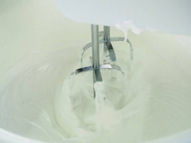 Pasta için kremayı mikserle çırptım. poster.