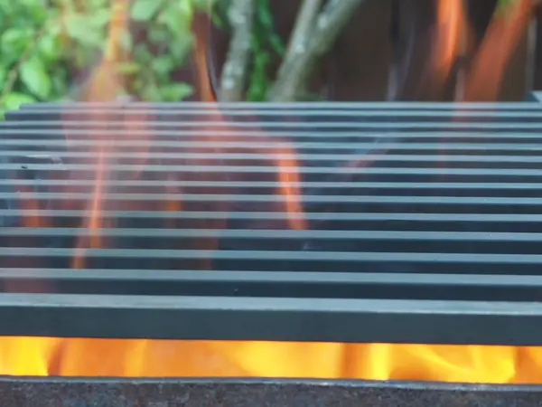 Tongues Fire Passing Grill Grate — Stock Photo, Image