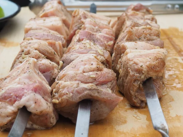 串に刺さった肉のスパイスとソースでマリネしました 豚の腹 — ストック写真